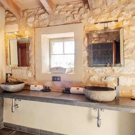 Villa Casa De Piedra Ubicada En El Exclusivo Wine Village De Viladellops, Te Ofrece Experiencia Unica, Donde El Lujo Y La Tradicion Se Fusionan En Un Entorno Natural Privilegiado