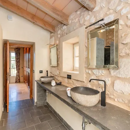 Villa Casa De Piedra Ubicada En El Exclusivo Wine Village De Viladellops, Te Ofrece Experiencia Unica, Donde El Lujo Y La Tradicion Se Fusionan En Un Entorno Natural Privilegiado *